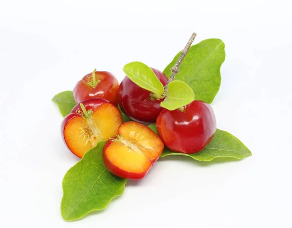Čerstvé Ovoce Plátky Aceroly Izolované Bílém — Stock fotografie