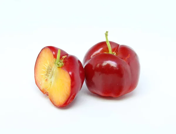 Świeże Owoce Aceroli Plastry Wyizolowane Białym — Zdjęcie stockowe