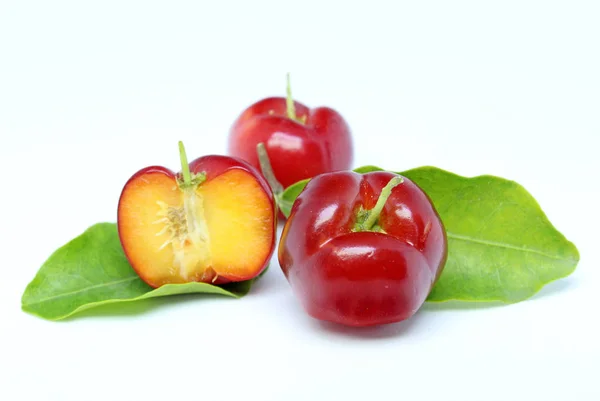 Čerstvé Ovoce Plátky Aceroly Izolované Bílém — Stock fotografie