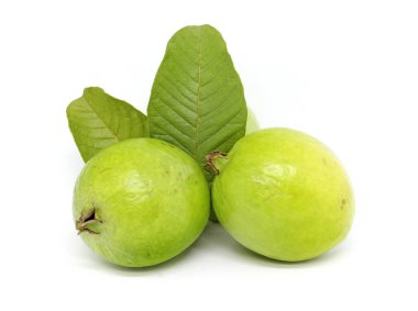 Beyaz arka planda lezzetli guava meyvesi