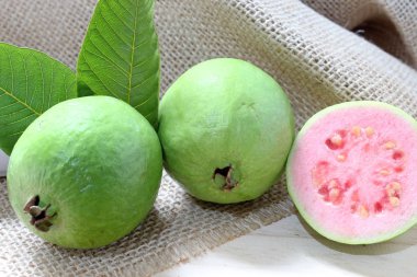 Tropikal Amerika 'dan lezzetli guava meyvesi