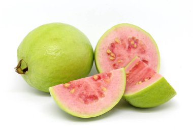 Beyaz arka planda lezzetli guava meyvesi