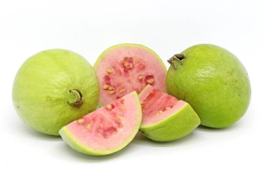 Beyaz arka planda lezzetli guava meyvesi