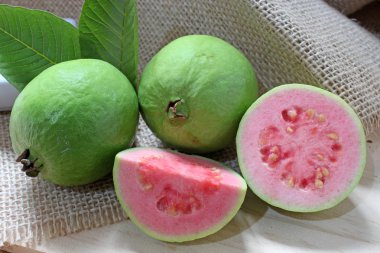 Tropikal Amerika 'dan lezzetli guava meyvesi