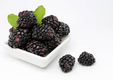 Beyaz arka planda izole edilmiş lezzetli böğürtlenler