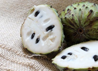 Atemoia egzotik meyve, tatlı ve lezzetli.