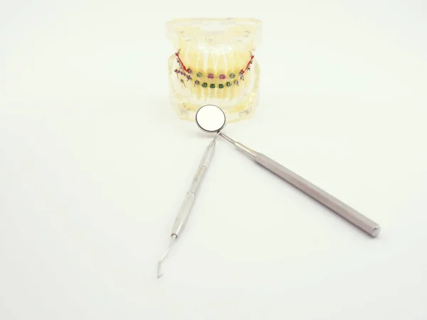 Základní Nástroje Pro Zubní Zubní Model Bílém Pozadí Explorer Zrcadlo — Stock fotografie