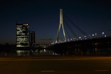 Daugava Nehri üzerindeki Köprü'de Gece Riga City görünümü