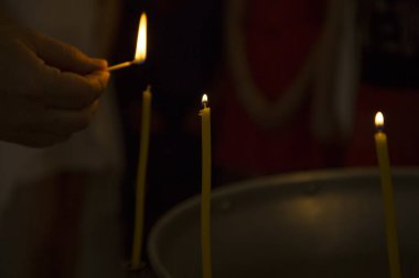 Paskalya için yanan bir mum