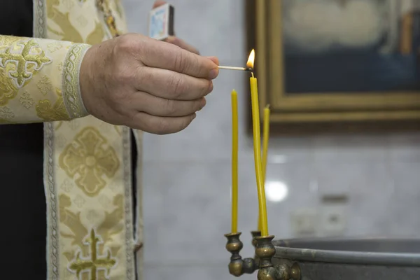 Uma vela acesa para a Páscoa — Fotografia de Stock