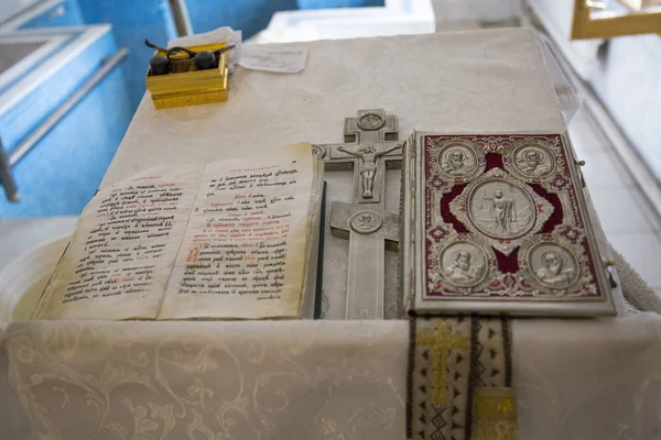 Bíblia e cruz no altar — Fotografia de Stock