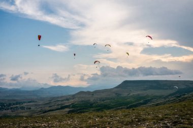 paraplanes üzerinde uçan insanlar