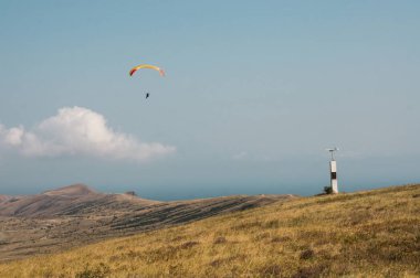 paraplane üzerinde uçan kişi