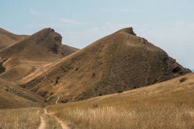 dağlar ve mavi gökyüzü