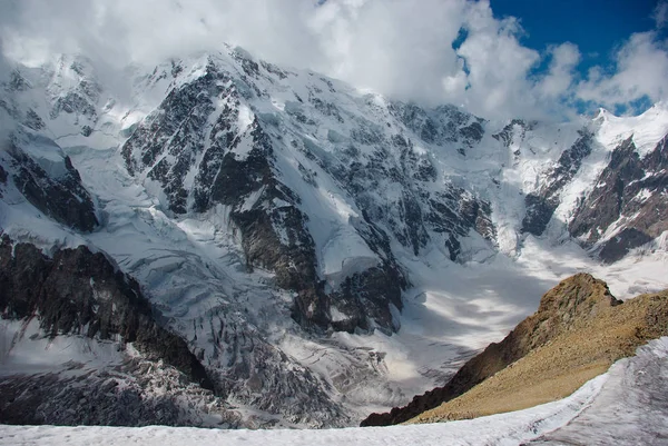 Schneebedeckte Berge und bewölkter Himmel — Stockfoto