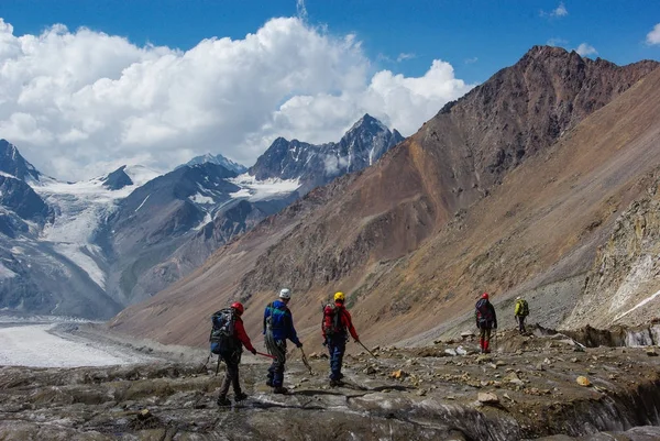 Människor vandring i bergen — Stockfoto