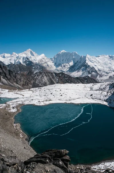 Besneeuwde bergen en meer — Stockfoto