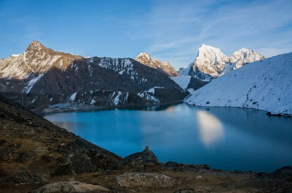 Montagnes enneigées et lac — Photo