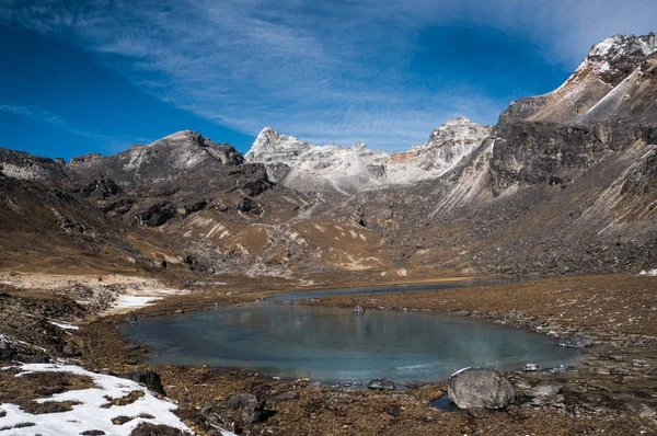 多雪的高山和湖泊 — 图库照片