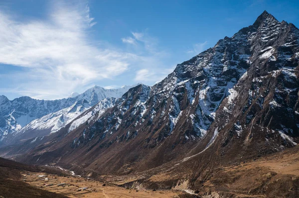 Paisaje con montañas nevadas —  Fotos de Stock