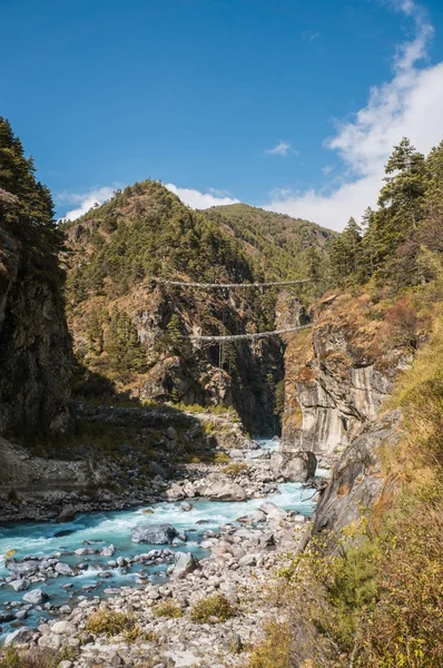 Hängbroar över mountain river — Stockfoto