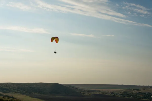 Persoon vliegen op paraplane — Gratis stockfoto