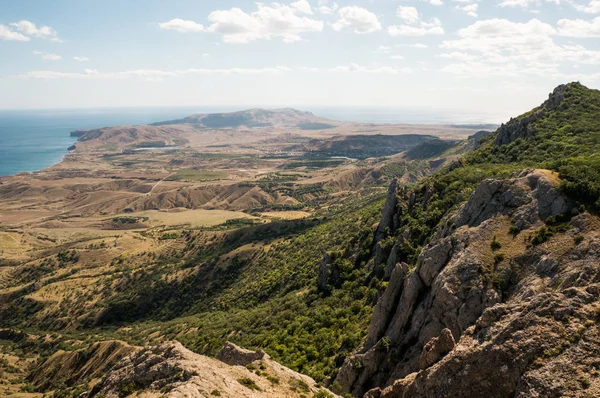 Paisagem com montanhas e mar — Fotografia de Stock