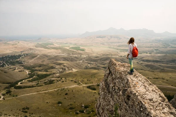 Woman standing on cliff — Stock Photo, Image