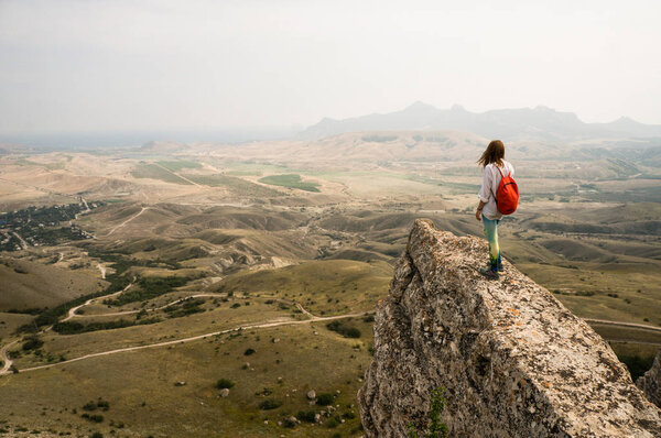 Женщина, стоящая на скале
 