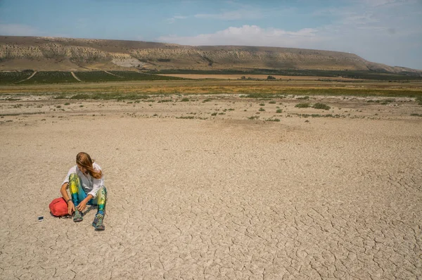 Fata stând pe pământ crăpat — Fotografie, imagine de stoc