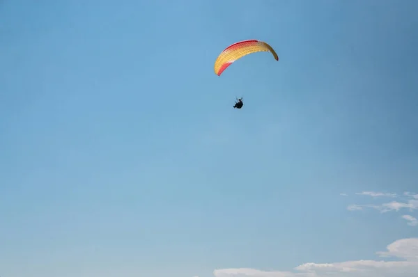 Mann fliegt mit Gleitschirm — kostenloses Stockfoto