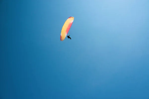 Homem voando em parapente — Fotografia de Stock