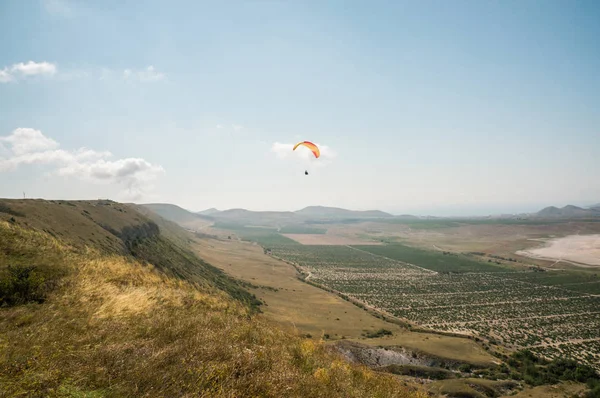 Persoon vliegen op paraglider — Stockfoto