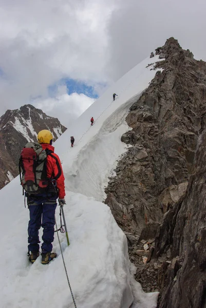 Senderismo en montañas nevadas — Foto de Stock