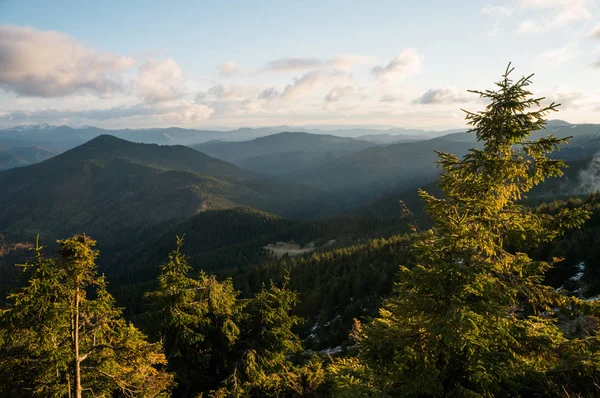 Mountains and cloudy sky — Stock Photo, Image