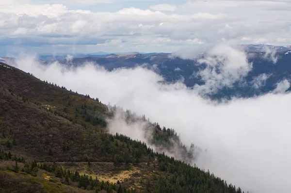 산 과 구름낀 하늘 — 스톡 사진