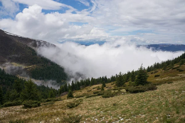 산 과 구름낀 하늘 — 스톡 사진
