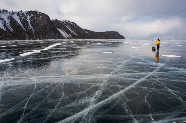 Замерзла річка взимку — стокове фото