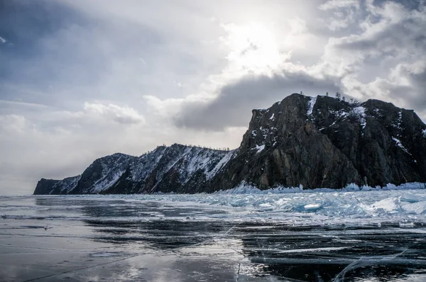 donmuş nehir ve dağ
