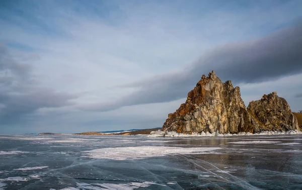 Bevroren rivier in de winter — Stockfoto