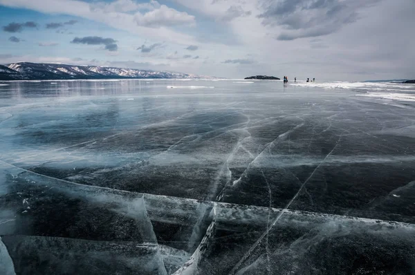 donmuş nehir ve dağ