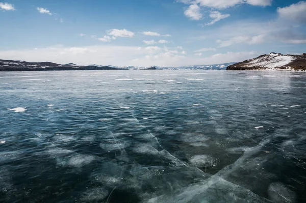 Замерзла річка і гори — стокове фото