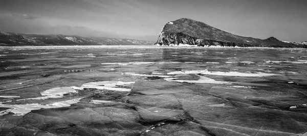 Rio congelado e montanhas no inverno — Fotografia de Stock