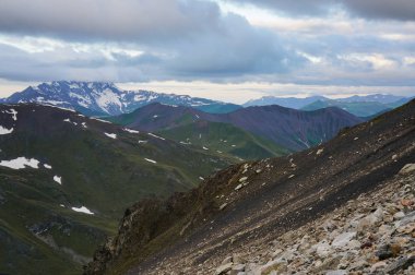 dağlar ve bulutlar sahne