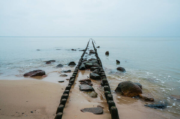 деревянные опоры пирса
 