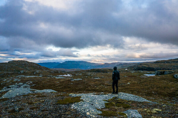 Человек, стоящий на лугу
