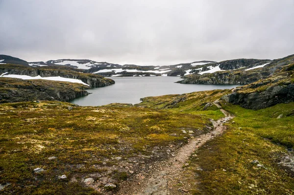 Étang et montagne scène — Photo