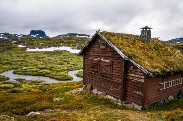 House on meadow with mountains and river — Stock Photo, Image