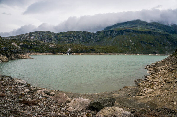 скалистые горы и река
