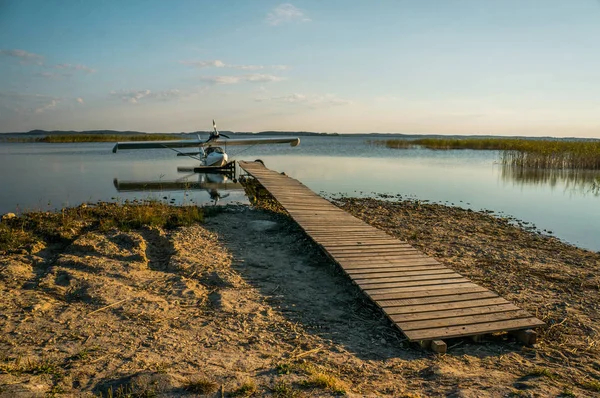Floatplane on lake — Stock Photo, Image